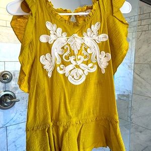 Size medium top super cute!
